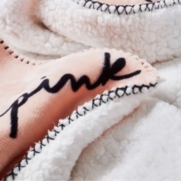 NWT - Sherpa Pink Victorias Secret Logo Throw Blanket - Picture 3 of 3